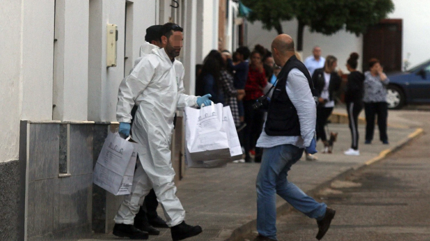 Miembros de la Guardia Civil registraban ayer el domicilio del supuesto autor del asesinato.