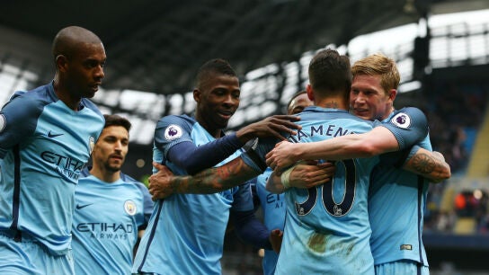 Los jugadores del Manchester City celebran un gol