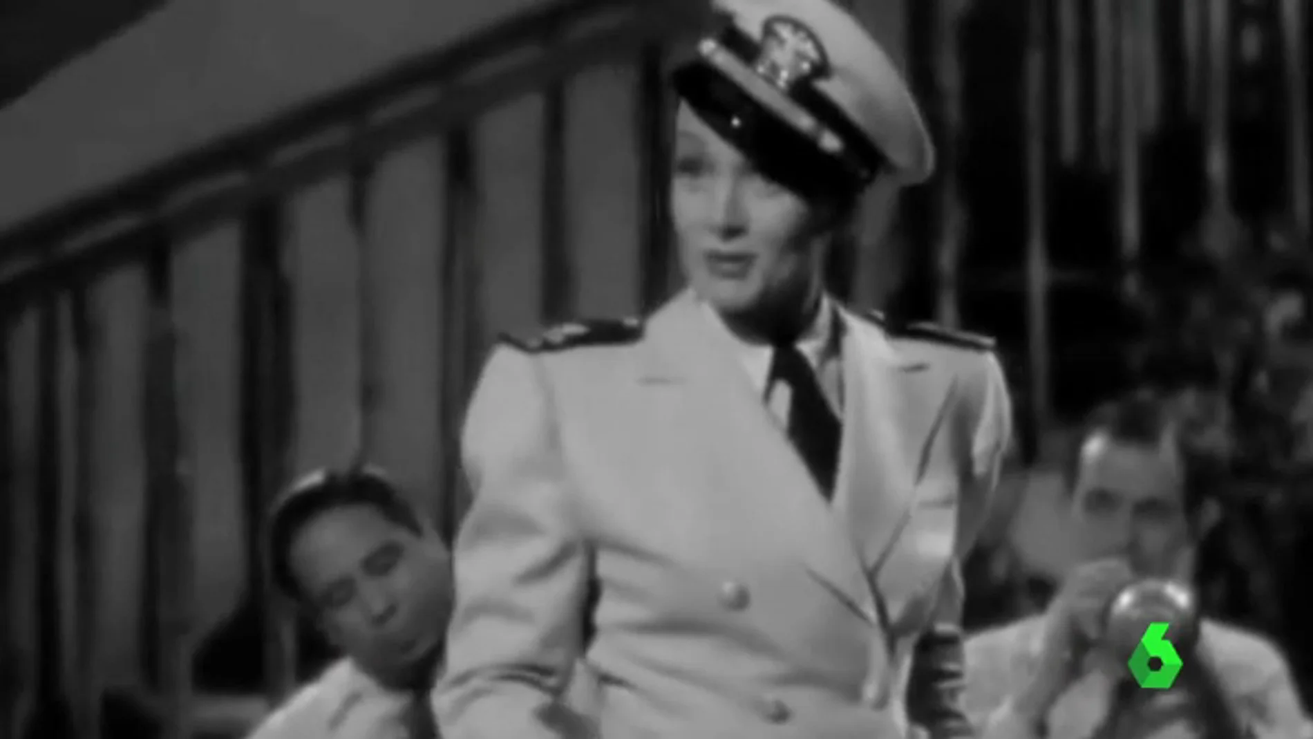 Frame 15.267708 de: Marlene Dietrich, un símbolo del rechazo al nazismo que fumó y llevó pantalones ante la cámara