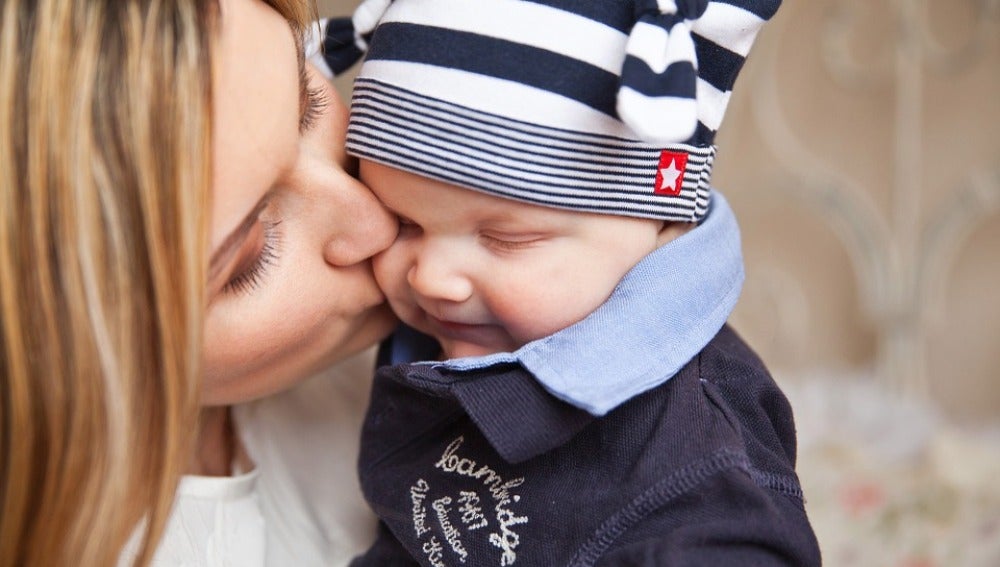 Una madre besando a su hijo