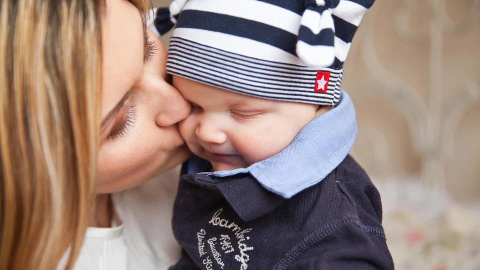 Una madre besando a su hijo