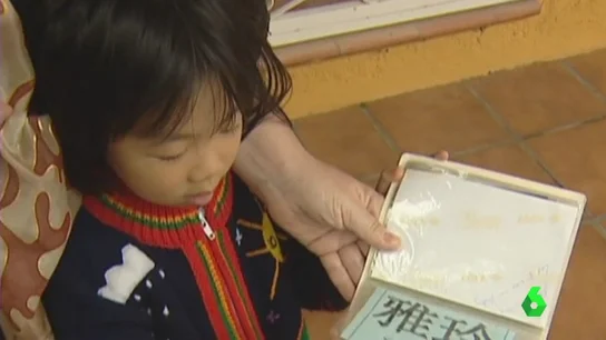 Imagen de archivo de una niña en adopción Imagen de archivo de una niña en adopción