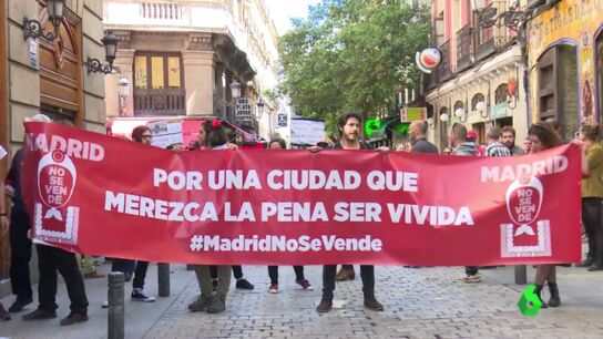 Manifestaci&oacute;n en Madrid en defensa de que la capital debe pertenecer a los ciudadanos y no "a las grandes empresas ni a la clase pol&iacute;tica"
