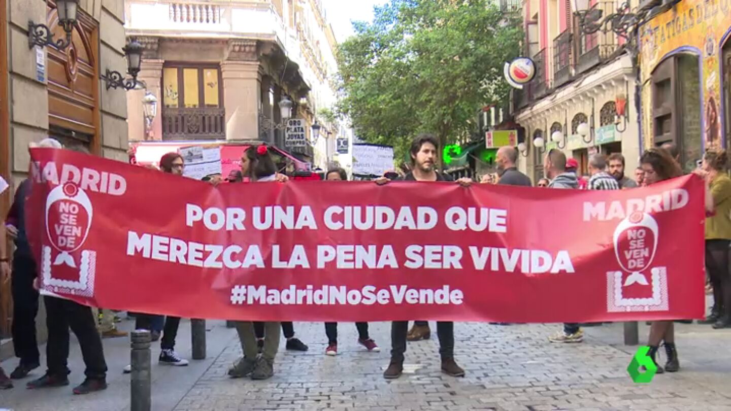 Manifestaci&oacute;n en Madrid en defensa de que la capital debe pertenecer a los ciudadanos y no "a las grandes empresas ni a la clase pol&iacute;tica"