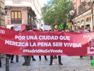 Manifestación en Madrid en defensa de que la capital debe pertenecer a los ciudadanos y no "a las grandes empresas ni a la clase política" Manifestación en Madrid en defensa de que la capital debe pertenecer a los ciudadanos y no "a las grandes empresas ni a la clase política"