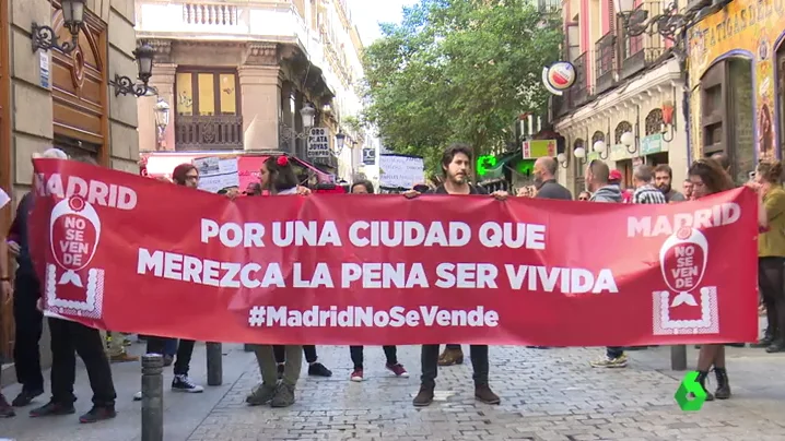 Manifestación en Madrid en defensa de que la capital debe pertenecer a los ciudadanos y no "a las grandes empresas ni a la clase política" Manifestación en Madrid en defensa de que la capital debe pertenecer a los ciudadanos y no "a las grandes empresas ni a la clase política"