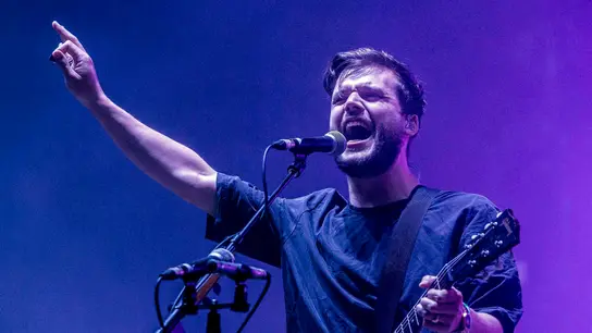 El cantante y guitarrista de White Lies El cantante y guitarrista de White Lies