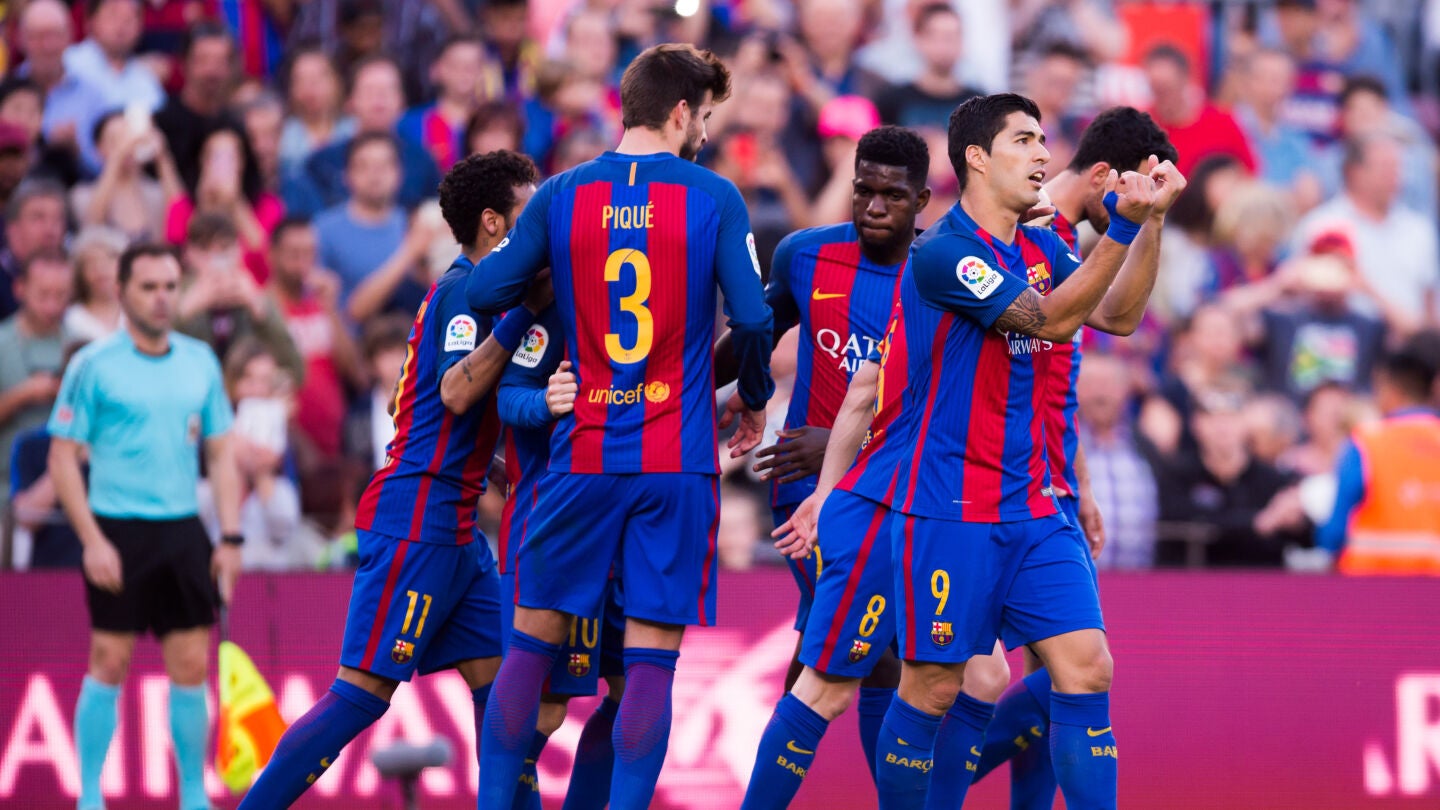 Gerard Piqu&eacute; celebra con sus compa&ntilde;eros un gol al Villarreal