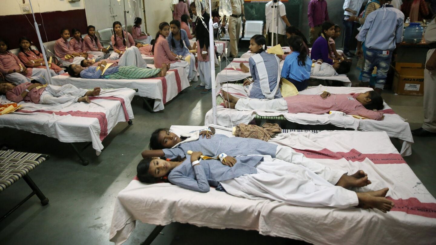 Estudiantes indias reciben un tratamiento m&eacute;dico en un hospital del gobierno despu&eacute;s de una fuga de gas en el dep&oacute;sito de contenedores Tuglakabad en Nueva Delhi, India