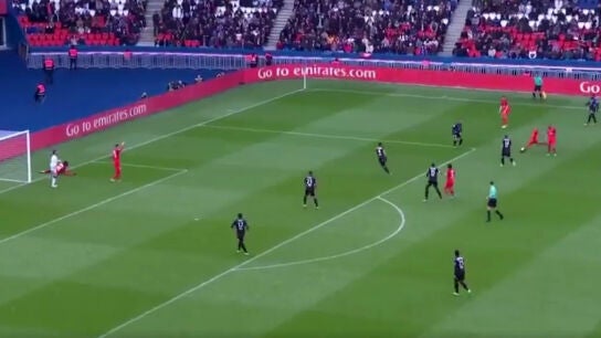 Verratti marca un gol con el portero rival atendiendo a un compa&ntilde;ero