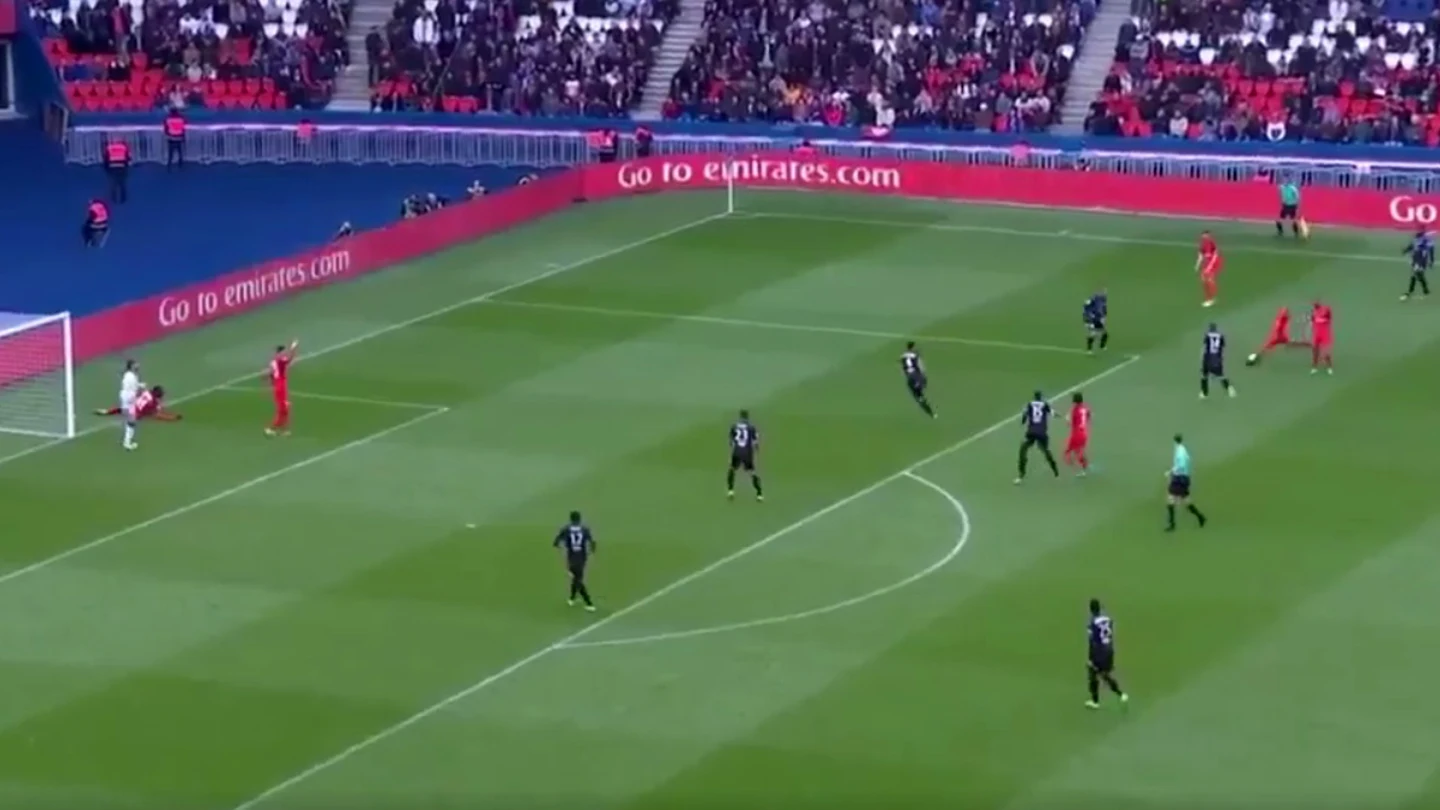 Verratti marca un gol con el portero rival atendiendo a un compañero Verratti marca un gol con el portero rival atendiendo a un compañero
