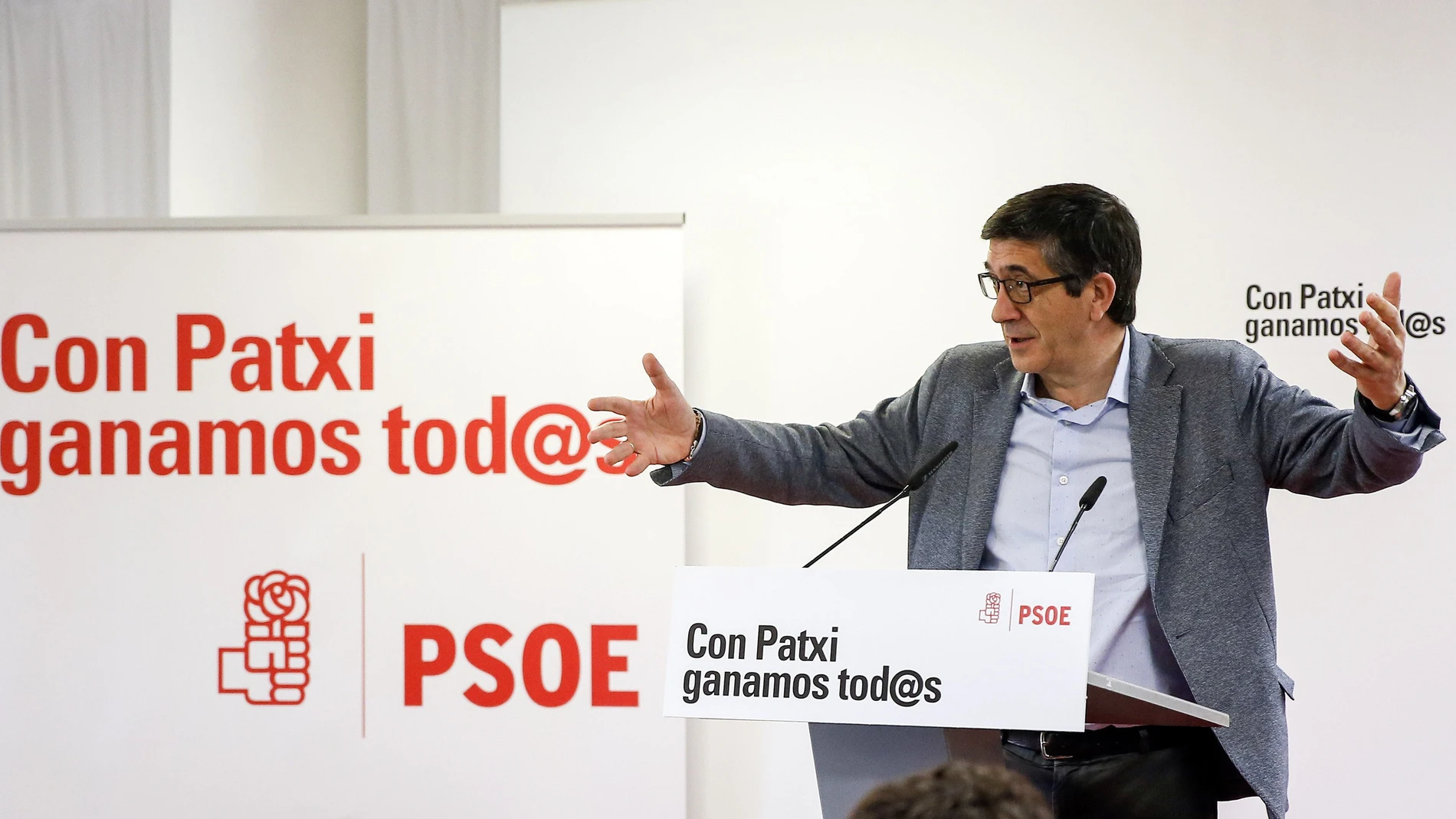 El candidato a las primarias del PSOE Patxi López en la sede del PSPV-PSOE en Valencia