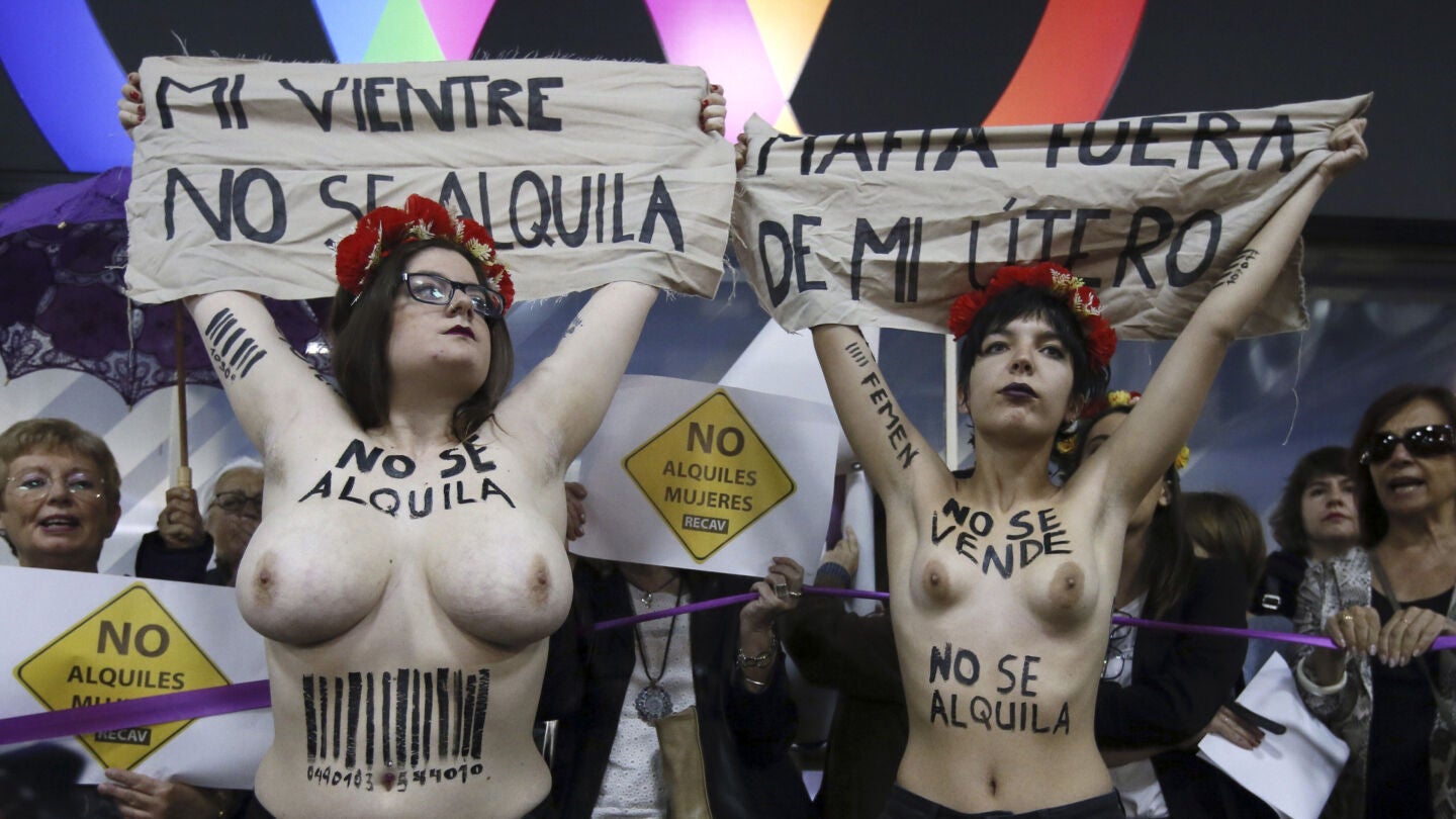 Activistas de FEMEN durante la protesta que realizaron hoy en la entrada del hotel