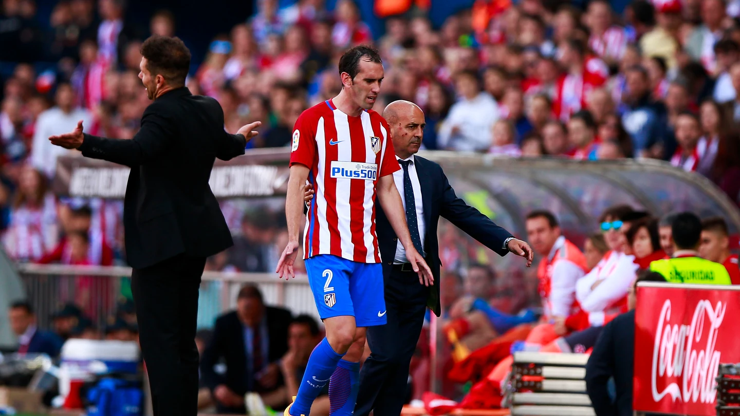 Diego Godín se marcha del terreno de juego tras ser expulsado por Fernández Borbalán Diego Godín se marcha del terreno de juego tras ser expulsado por Fernández Borbalán