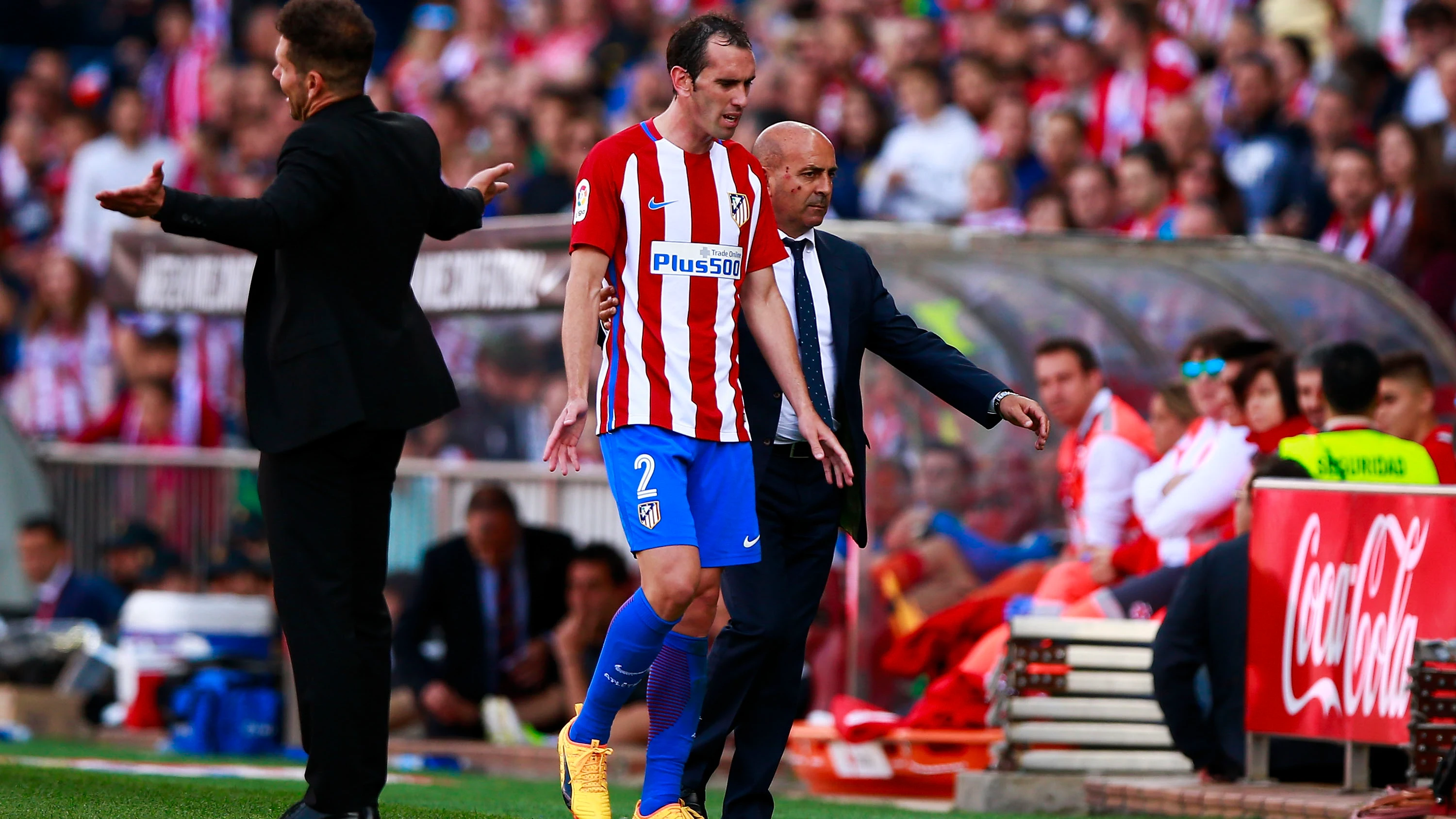 Diego Godín se marcha del terreno de juego tras ser expulsado por Fernández Borbalán