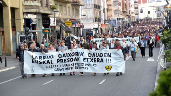 Miles de personas han pedido en Vitoria la liberaci&oacute;n de presos de ETA gravemente enfermos