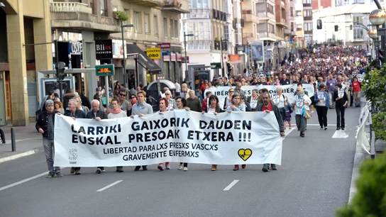 Miles de personas han pedido en Vitoria la liberación de presos de ETA gravemente enfermos Miles de personas han pedido en Vitoria la liberación de presos de ETA gravemente enfermos