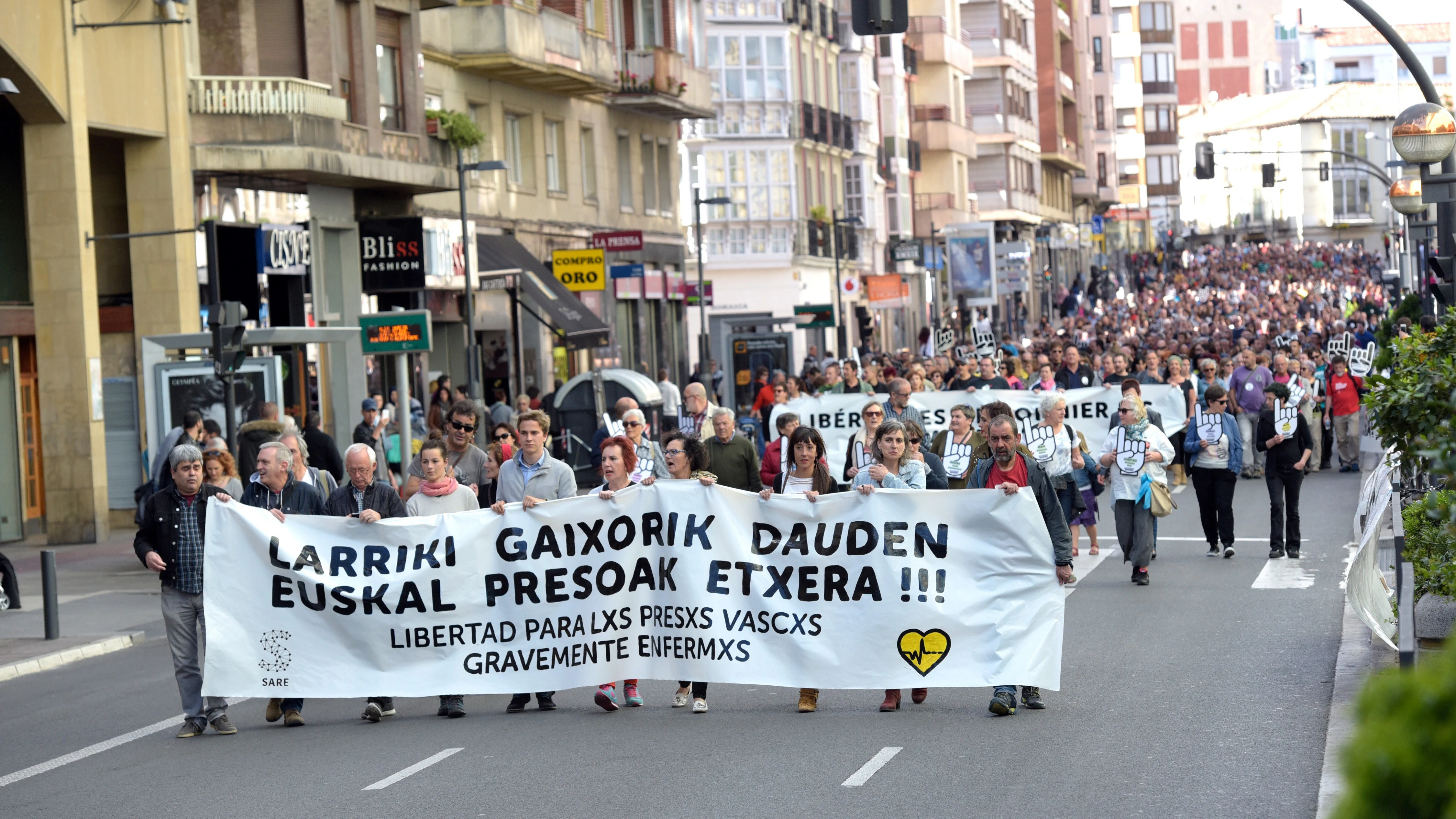 Miles de personas han pedido en Vitoria la liberación de presos de ETA gravemente enfermos