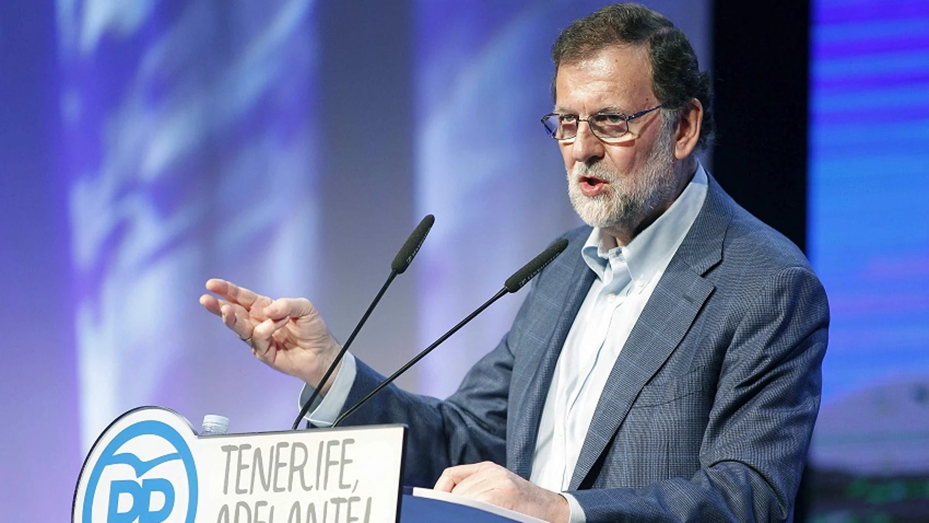 El presidente del Gobierno y del PP, Mariano Rajoy, durante su intervención hoy en la clausura del VIII Congreso Insulardel partido en Tenerife