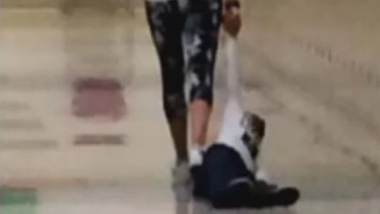 La profesora arrastrando al alumno La profesora arrastrando al alumno