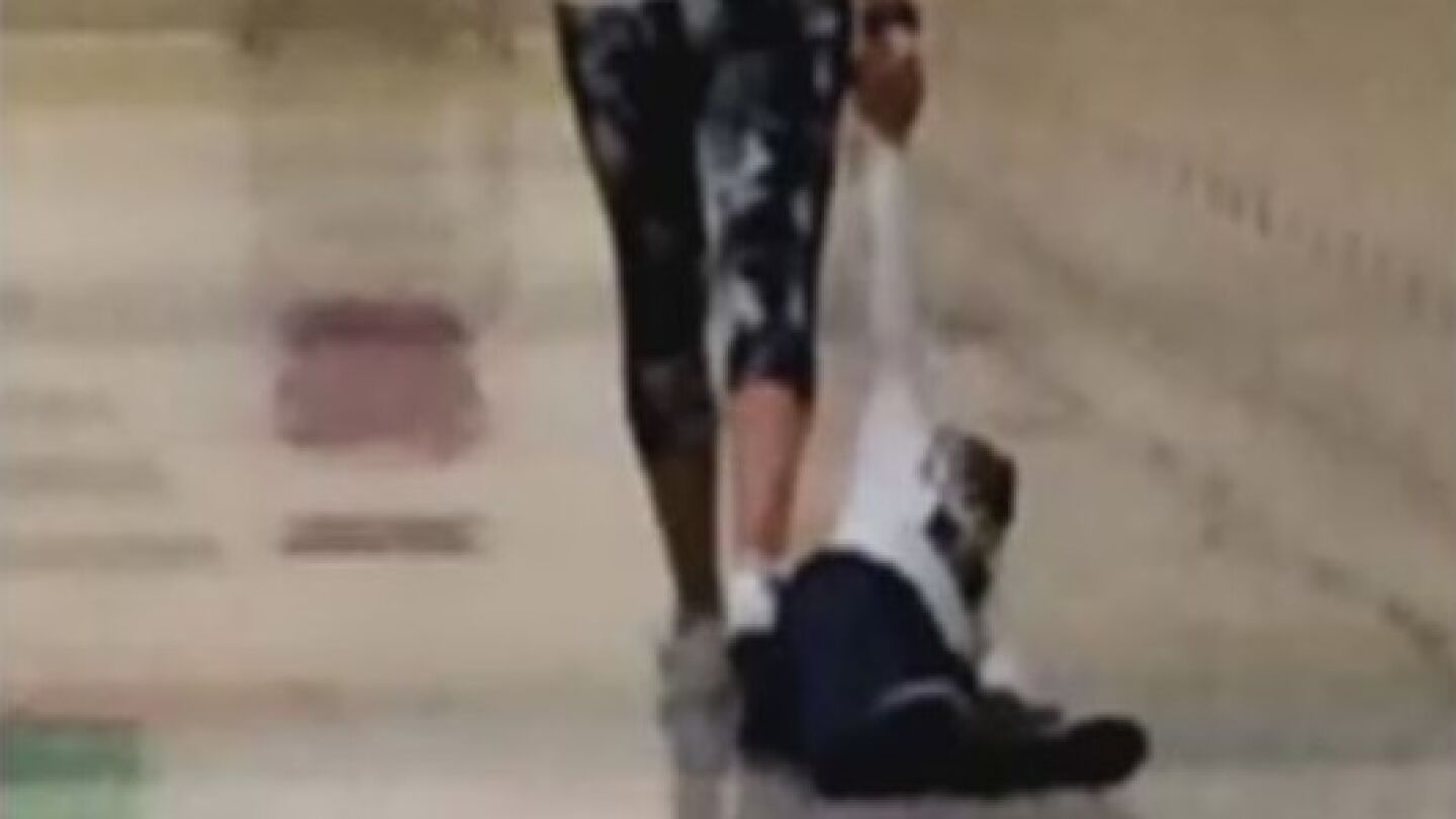 La profesora arrastrando al alumno 