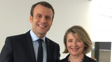 La diputada socialista Corinne Erhel junto a Emmanuel Macron