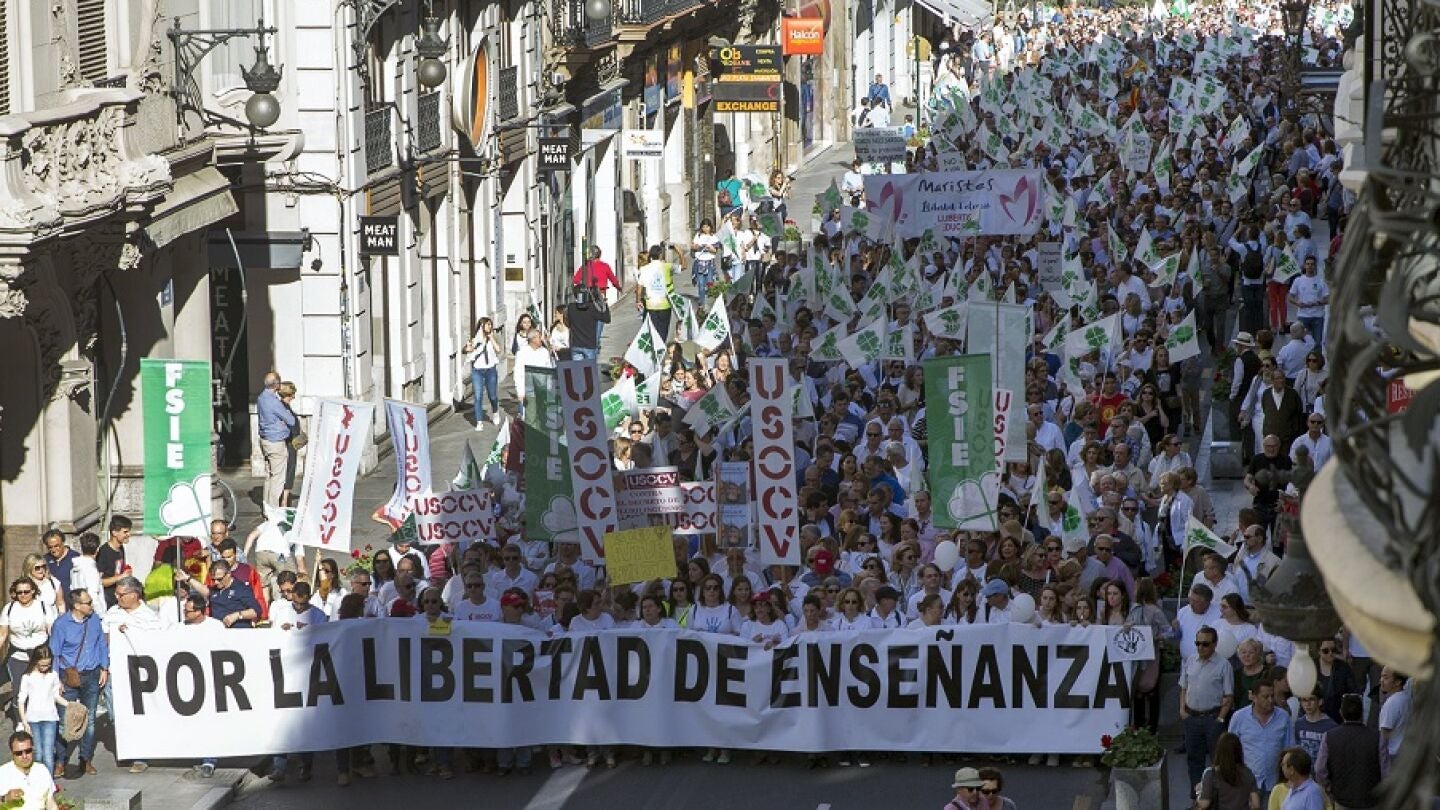 Miles de personas ti&ntilde;en de blanco el centro de Valencia para reivindicar la educaci&oacute;n concertada