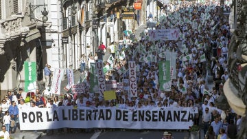 Miles de personas tiñen de blanco el centro de Valencia para reivindicar la educación concertada