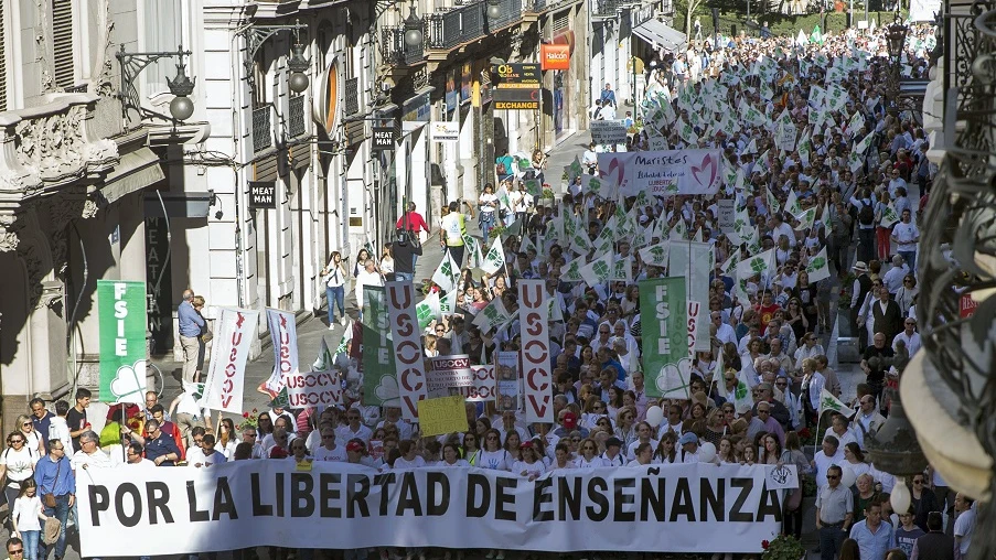 Miles de personas tiñen de blanco el centro de Valencia para reivindicar la educación concertada