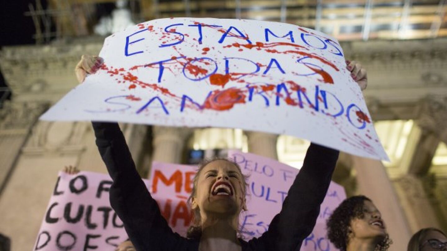 Una mujer brasile&ntilde;a protestaba el a&ntilde;o pasado tras la violaci&oacute;n colectiva a una adolescente en R&iacute;o de Janeiro 