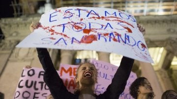 Una mujer brasileña protestaba el año pasado tras la violación colectiva a una adolescente en Río de Janeiro 