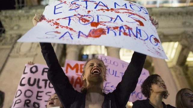 Una mujer brasileña protestaba el año pasado tras la violación colectiva a una adolescente en Río de Janeiro 