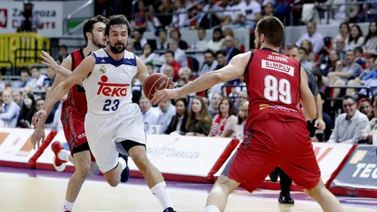 Sergio Llull conduce un ataque ante el Zaragoza Sergio Llull conduce un ataque ante el Zaragoza