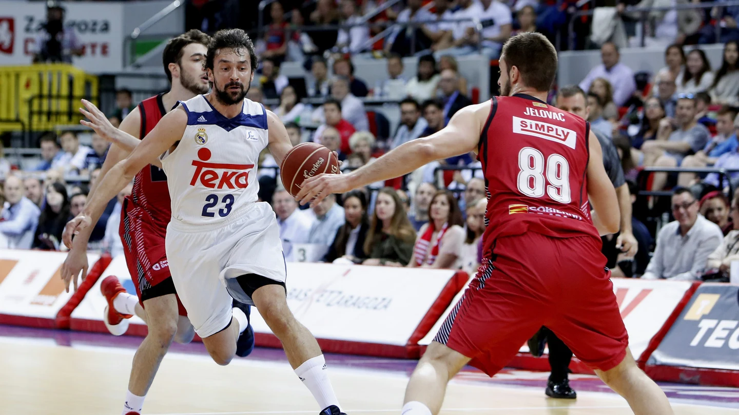 Sergio Llull conduce un ataque ante el Zaragoza Sergio Llull conduce un ataque ante el Zaragoza