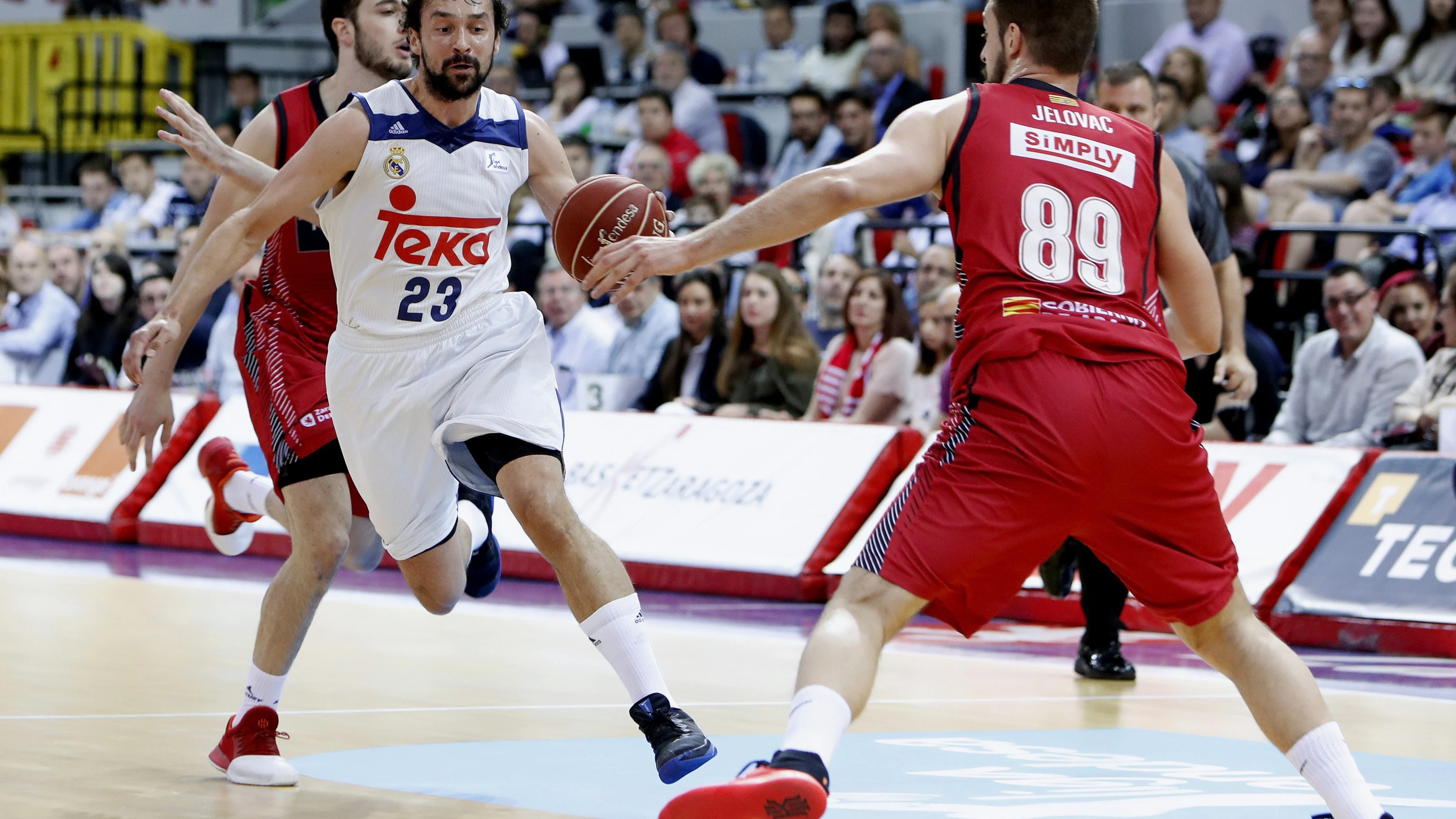 Sergio Llull conduce un ataque ante el Zaragoza