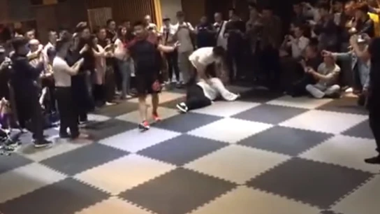 Campeón de MMA deja k.o. a un maestro del Kung-fu Campeón de MMA deja k.o. a un maestro del Kung-fu