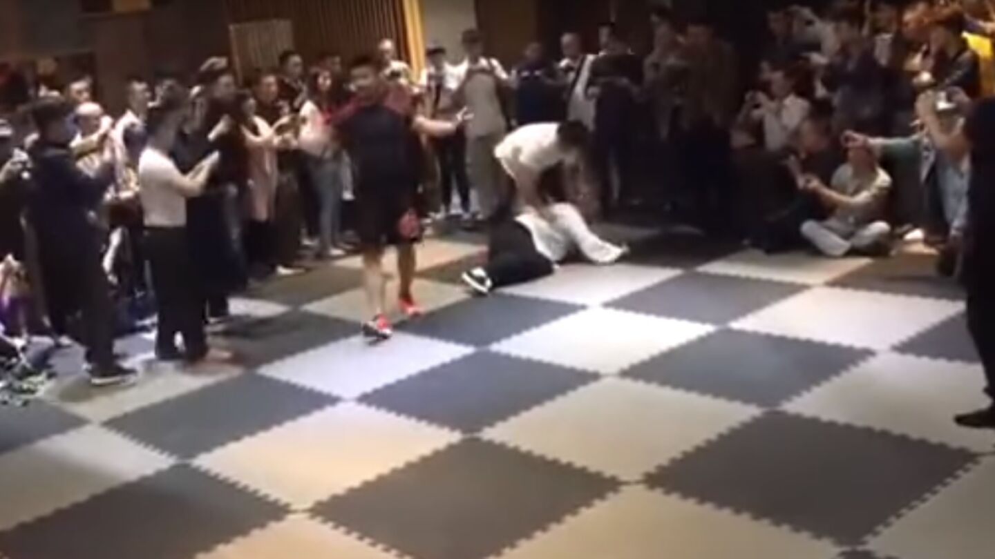 Campe&oacute;n de MMA deja k.o. a un maestro del Kung-fu