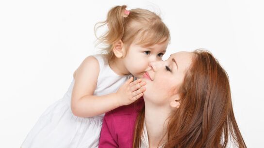 Una madre junto a su hija 