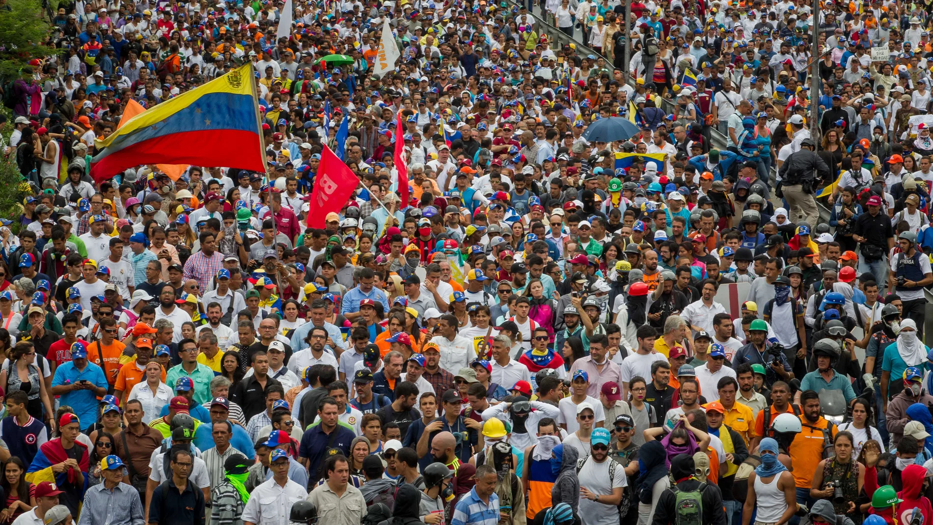 Miles de personas participan en una manifestación, este miércoles 3 de mayo de 2017, en Caracas (Venezuela)