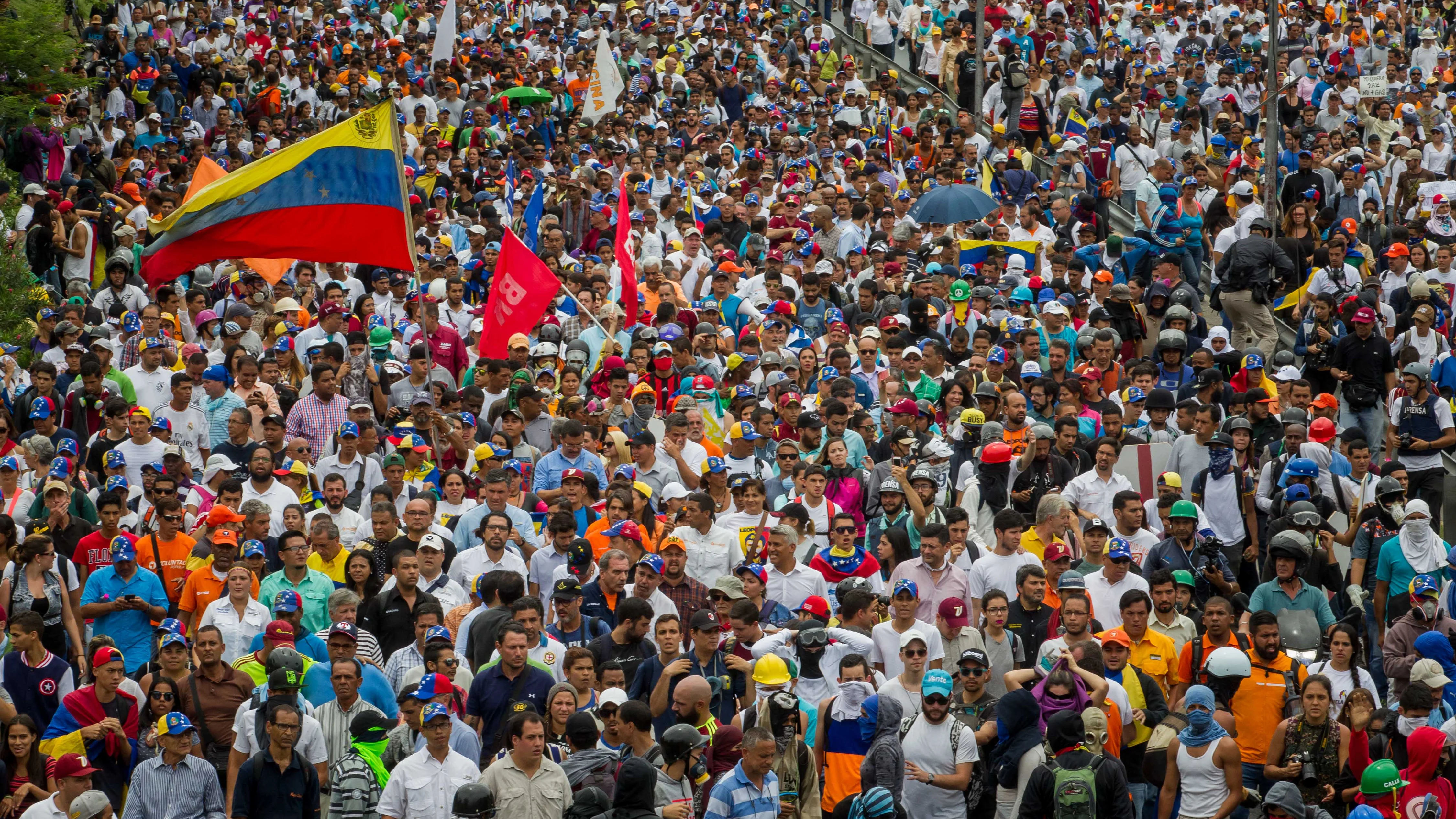 Miles de personas participan en una manifestación, este miércoles 3 de mayo de 2017, en Caracas (Venezuela)