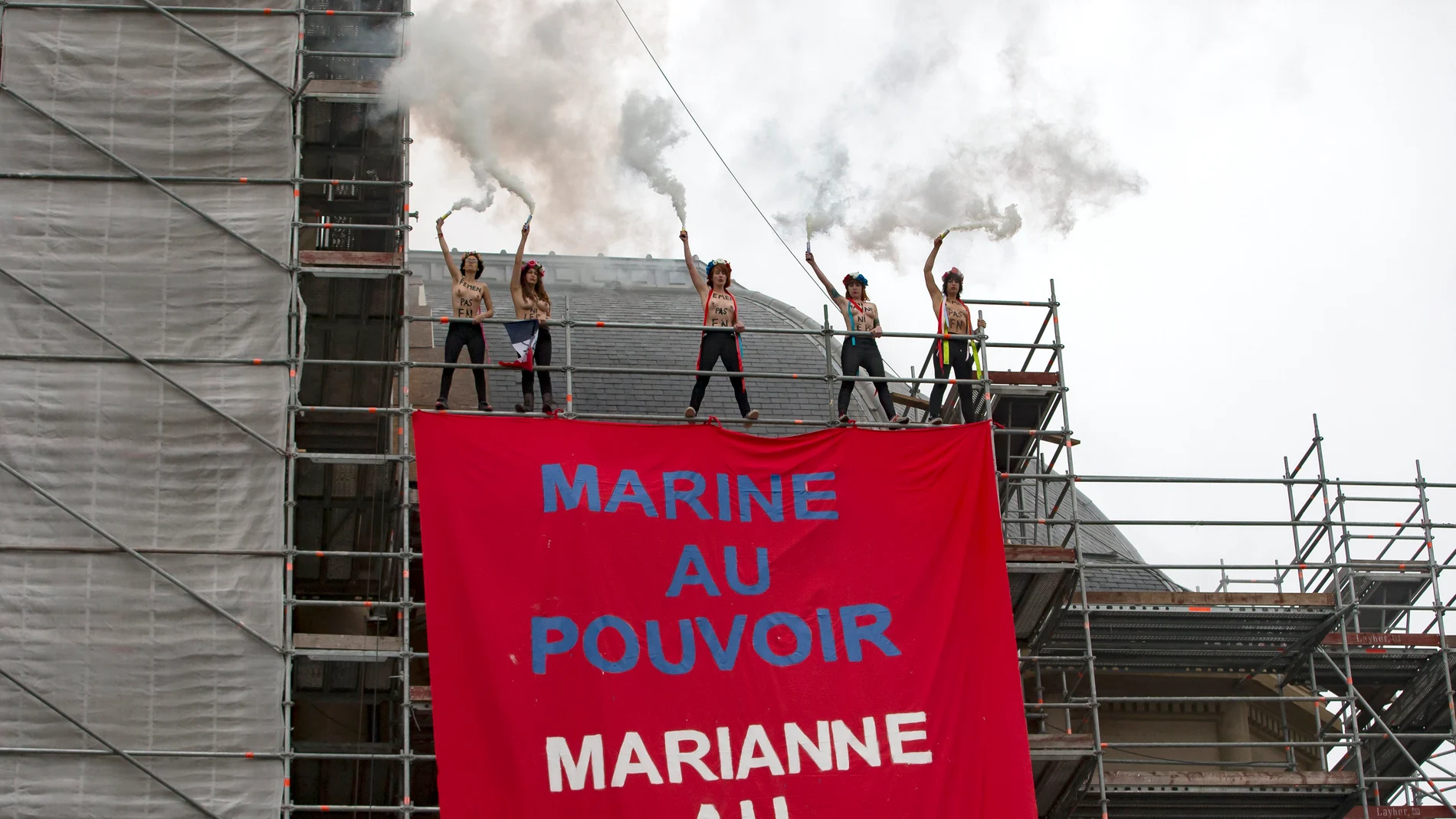 Activistas de Femen despliegan una pancarta contra Marine Le Pen