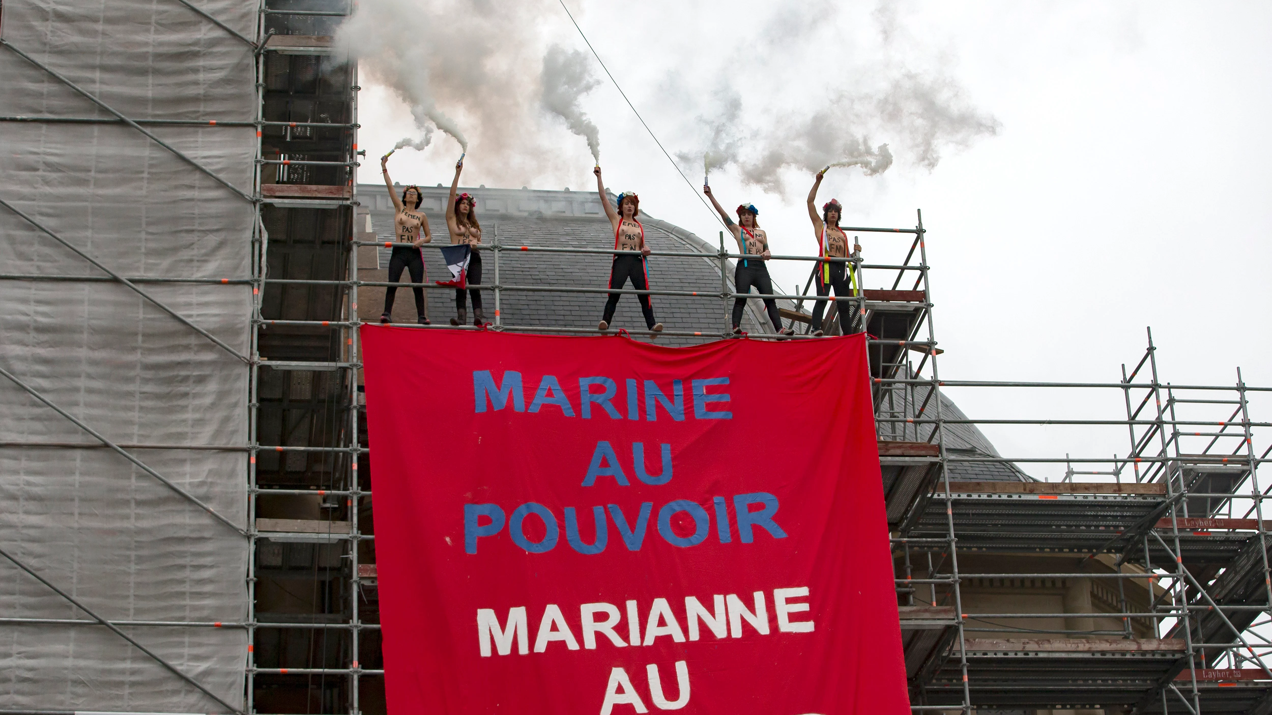 Activistas de Femen despliegan una pancarta contra Marine Le Pen