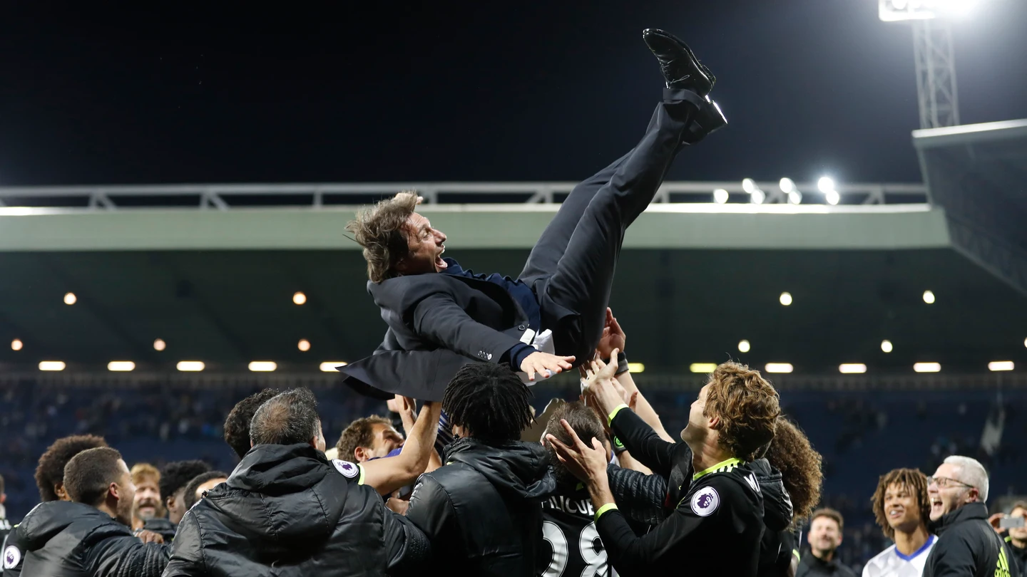 Los jugadores del Chelsea mantean a Antonio Conte tras ganar la Premier Los jugadores del Chelsea mantean a Antonio Conte tras ganar la Premier