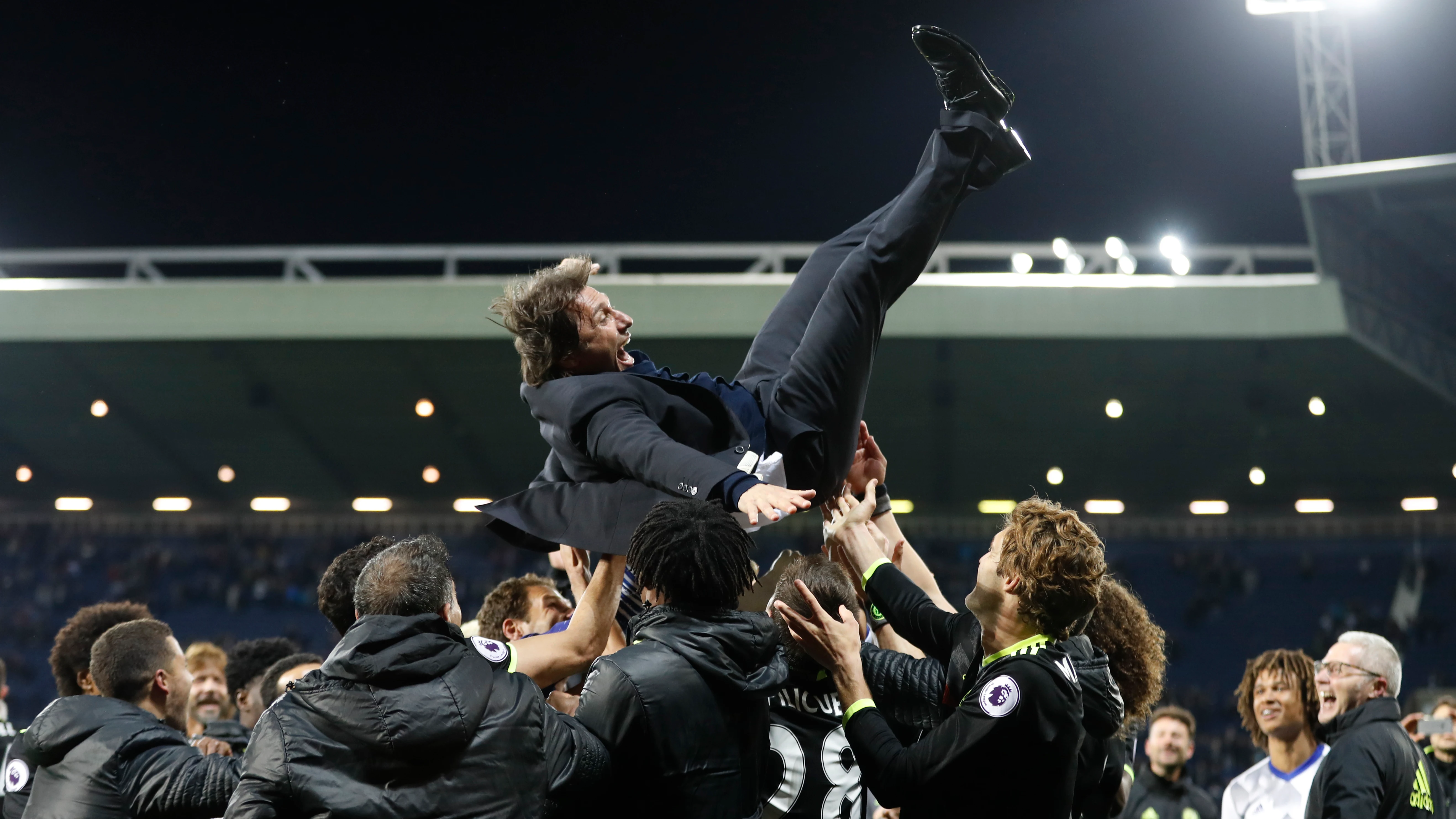 Los jugadores del Chelsea mantean a Antonio Conte tras ganar la Premier