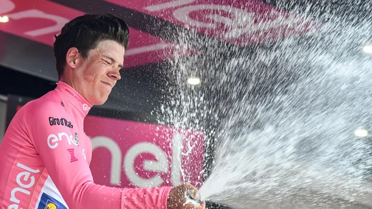 Bob Jungels celebra su 'maglia rosa' durante el Giro de Italia Bob Jungels celebra su 'maglia rosa' durante el Giro de Italia