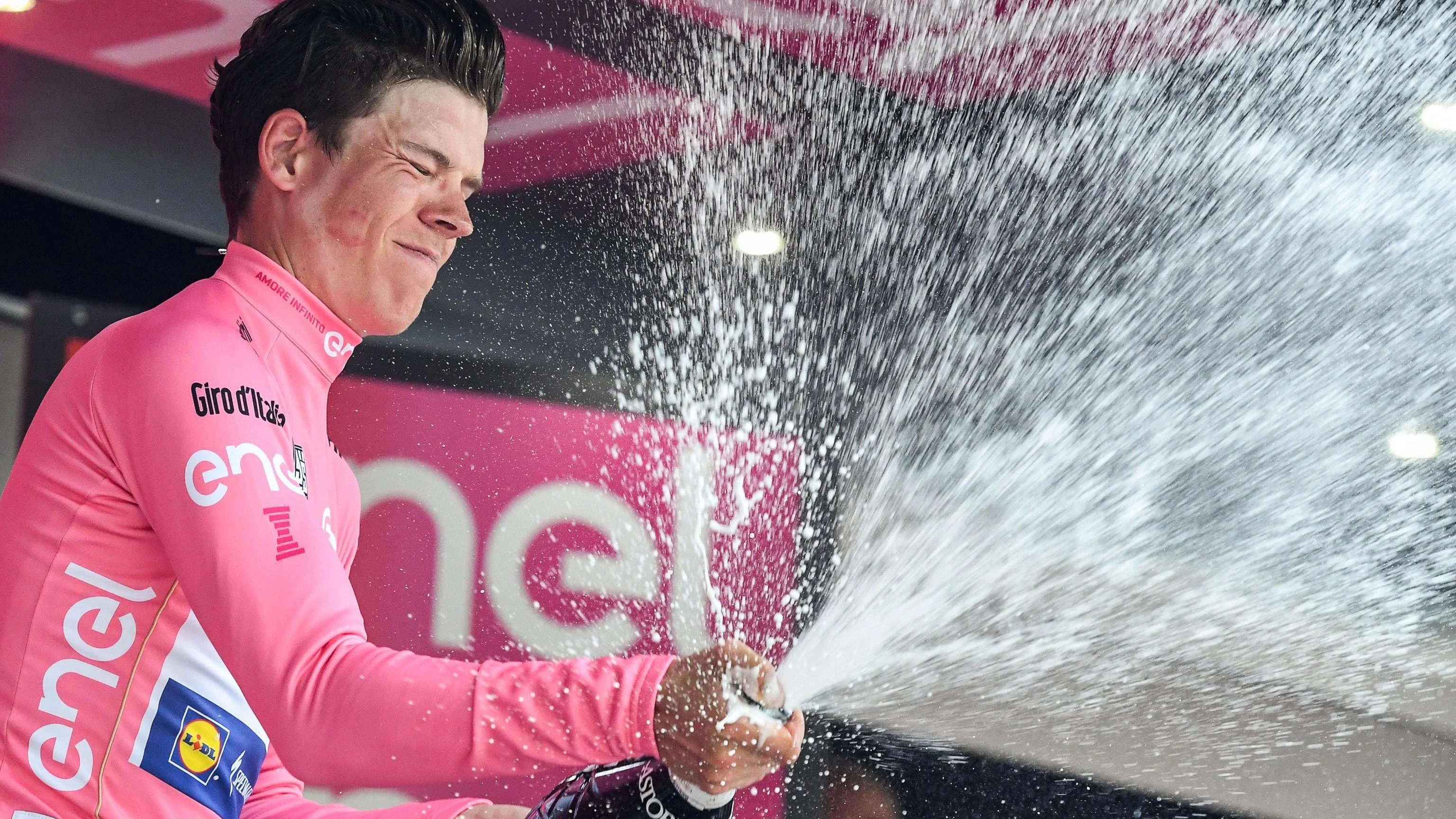 Bob Jungels celebra su 'maglia rosa' durante el Giro de Italia