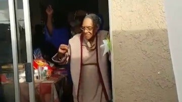 Frame 0.794738 de: Divertidas imágenes de una mujer que llega a los 100 años y lo celebra bailando a ritmo de Bruno Mars