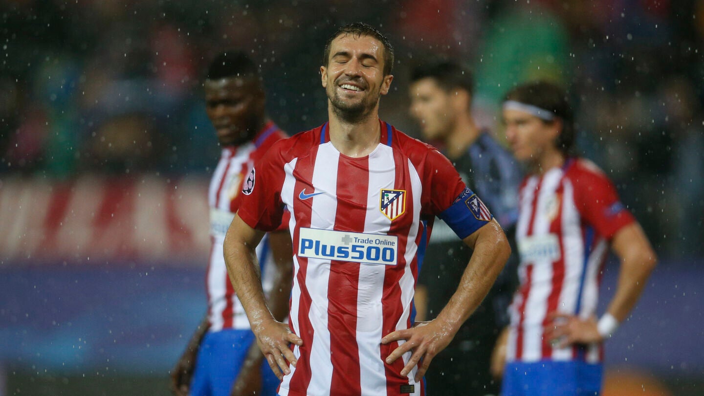 Gabi sonr&iacute;e bajo la lluvia