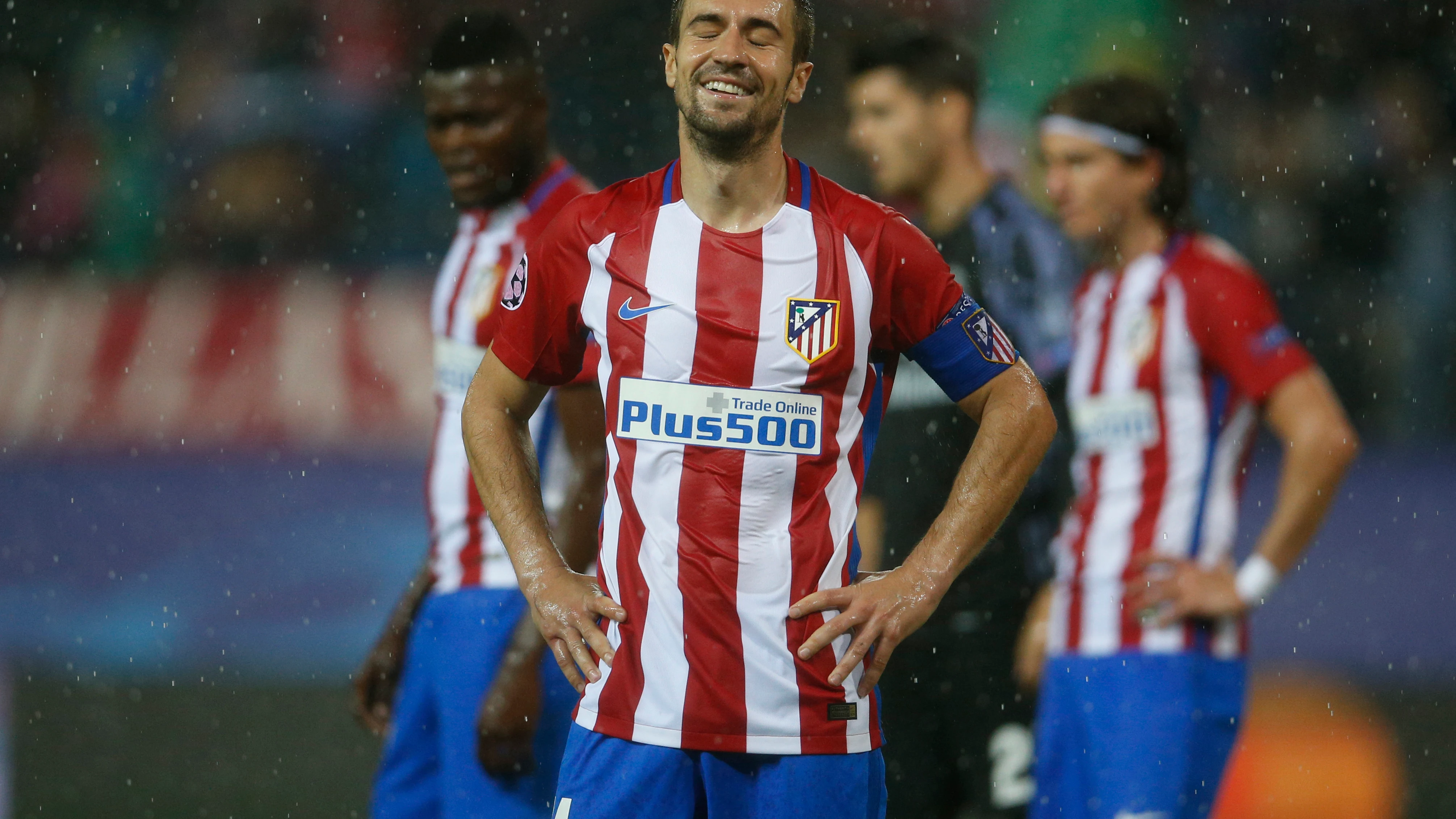 Gabi sonríe bajo la lluvia