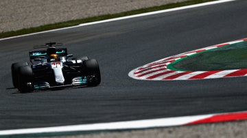 Hamilton rueda en Montmeló